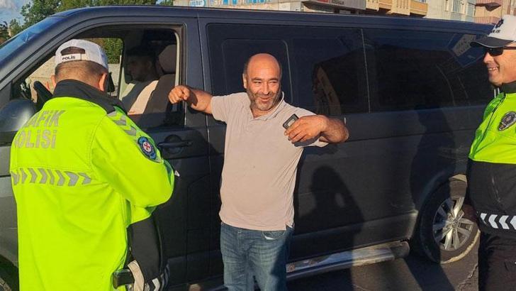 Kontrol noktasında durdurulan sürücülere polisten 'derin nefes alıp rahatlayın' tavsiyesi