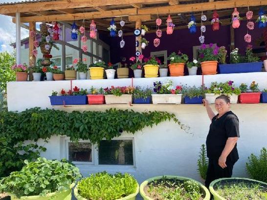 'Çiçekçi Abla', 120 metrekare evini botanik bahçesine çevirdi