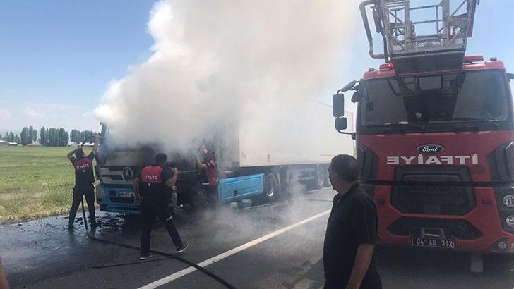 Ağrı'da seyir halindeki TIR yandı