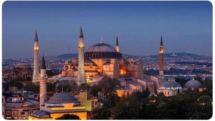 AK Parti'li Çelik'ten Ayasofya Camii önünde yapılan bayraklı provokasyona tepki