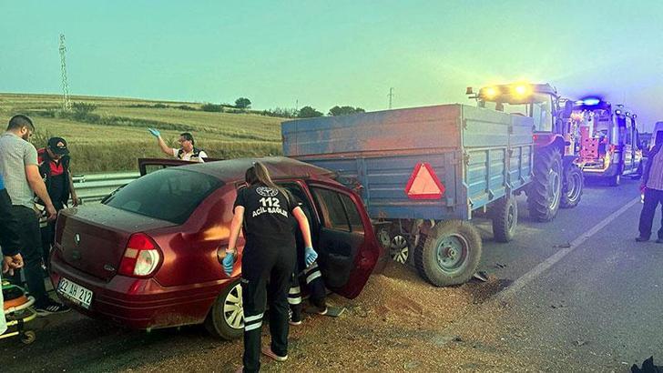 Traktöre arkadan çarpan otomobildeki 2 kişi öldü