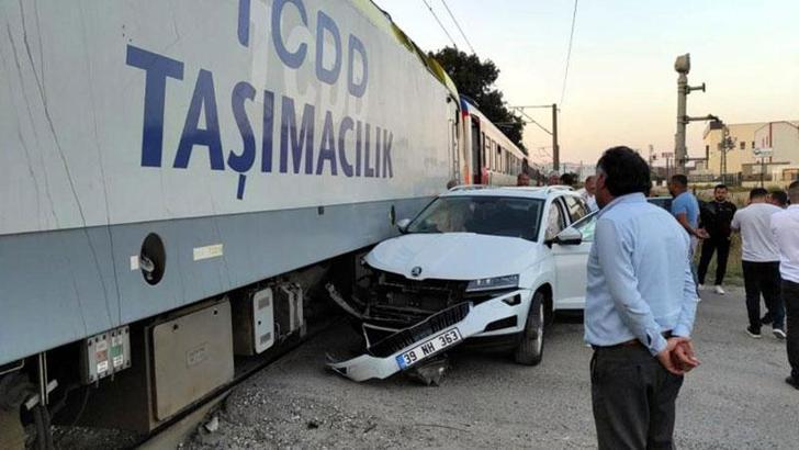 Otomobil, hemzemin geçitte yolcu trenine çarptı