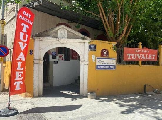 Tarihi caminin duvarları 'tuvalet' yazılı afişlerle doldu