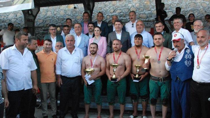 Bakan Tunç, Karakucak güreşlerine katıldı