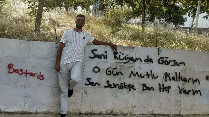 Annesini öldürdü, ölümle tehdit ettiği sevgilisinin evinin önünde yakalandı