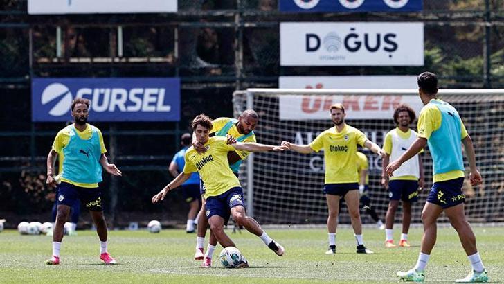 Fenerbahçe, günün ilk antrenmanında pas çalışması gerçekleştirdi