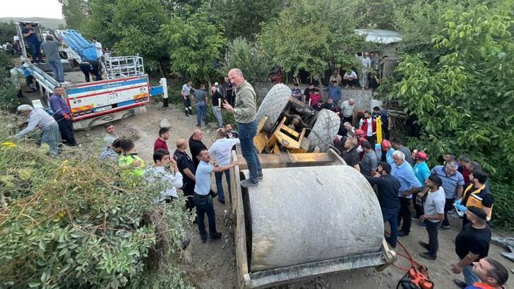 Şarampole devrilen silindirdeki baba ve bir oğlu araçtan atladı, diğer çocuğu yaralandı