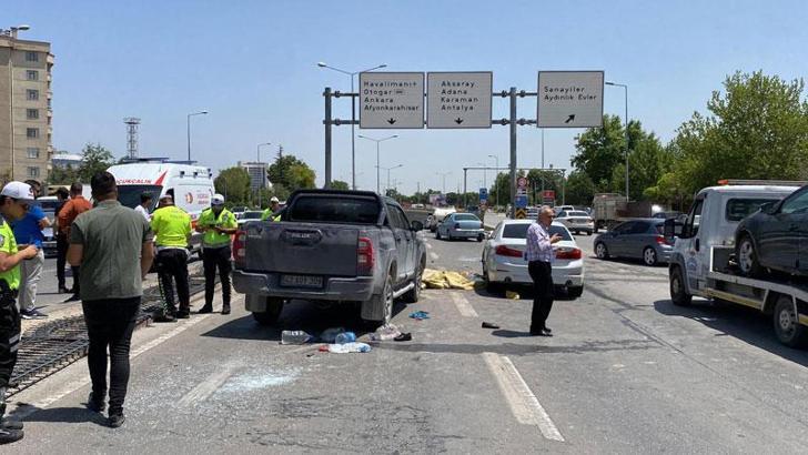 Konya'da karşı şeride geçen minibüs, 2 araca çarptı: 1 ölü, 4 yaralı