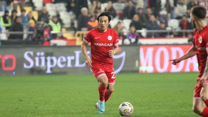 Antalyaspor'da Japon orta saha Nakajima ile yollar ayrıldı