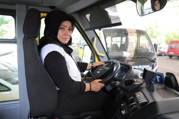 Traktörle sürücülüğü öğrenen 3 çocuk annesi, halk otobüsü şoförü oldu