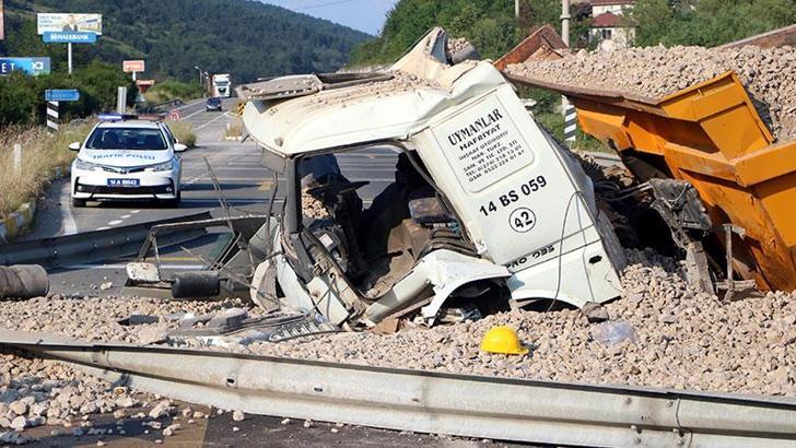 Freni patlayan kamyon toprak yoldan D-100 karayoluna uçtu: 2 yaralı