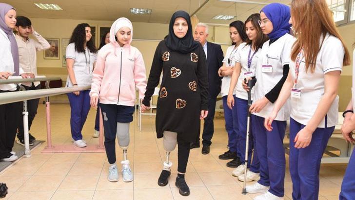 Depremde bacaklarını kaybeden anne ve kızı, protezle ayağa kalktı