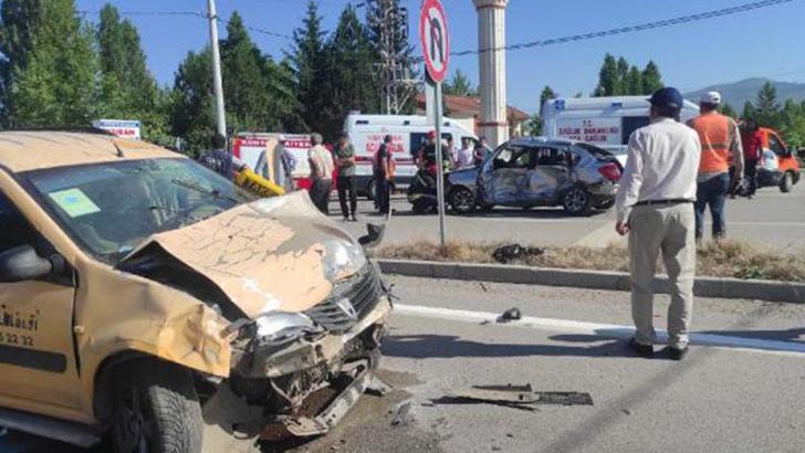 Taksi ile otomobil çarpıştı: 1 ölü, 1 yaralı