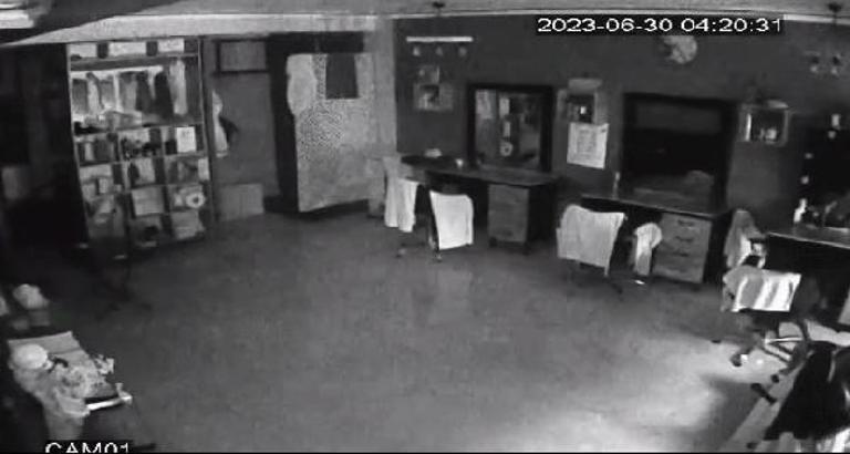 (ek fotoğrafla) - Bayrampaşa'da kuaför dükkanına molotofkokteylli saldırı