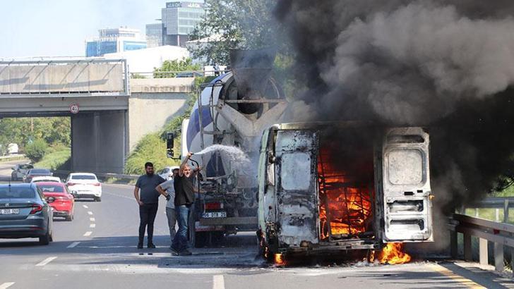 Ankara'da seyir halinde alev alan minibüs yandı