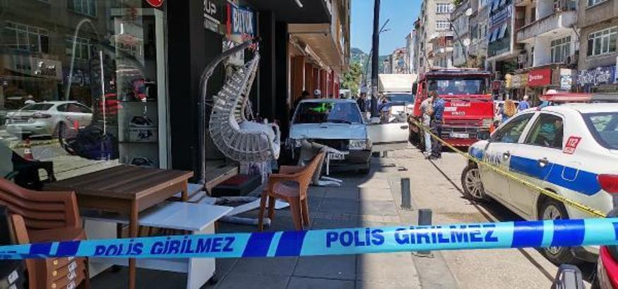 Ordu'da otomobil, kaldırımdaki 2 kişi ile kamyonete çarptı; 2 yaralı