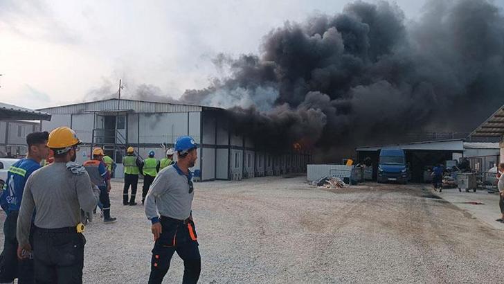 Adana'da, polyester fabrikasının yatakhanesinde çıkan yangın korkuttu