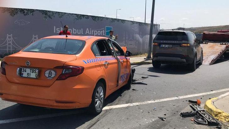 İstanbul Havalimanı'nda cip ve taksi çarpıştı: 3 yaralı