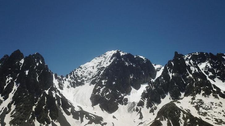 Kaçkar Dağları'nda buzul tırmanışında düşen dağcı için kurtarma çalışması