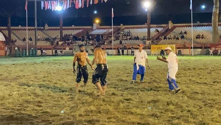 Kırkpınar'da, 2 buçuk  saatlik güreş nefes kesti