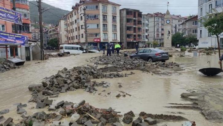 Zonguldak'ta sağanak; dereler taştı, heyelan oldu (3)
