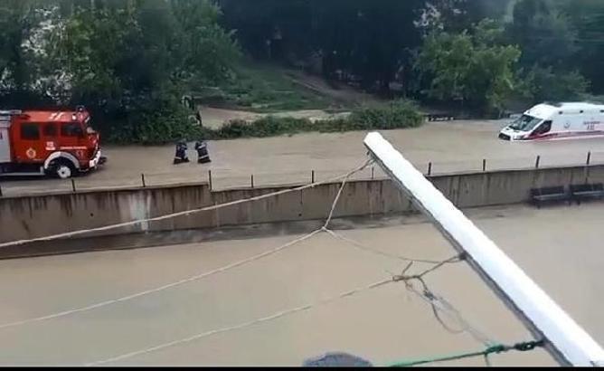 Zonguldak'ta sağanak; dereler taştı, heyelan oldu (4)