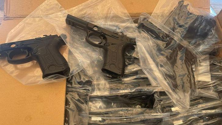 Gümrük mührü bozulan TIR'da binlerce tabanca parçası ele geçirildi