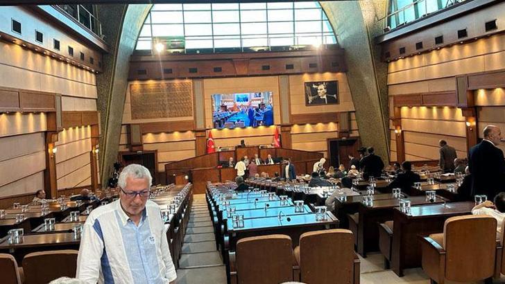 İBB meclisinde sinek ve sergi eleştirisi