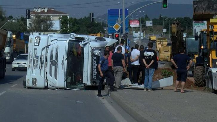Tuzla’da hafriyat kamyonu devrildi