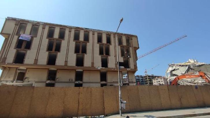 Küçükçekmece’de bir bölümü çöken Arel Üniversitesi'nin yıkımı başladı