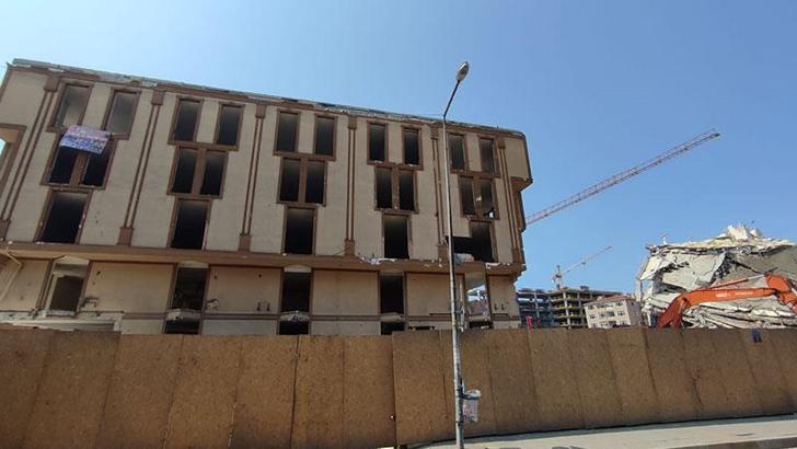 Küçükçekmece’de bir bölümü çöken Arel Üniversitesi'nin yıkımı başladı