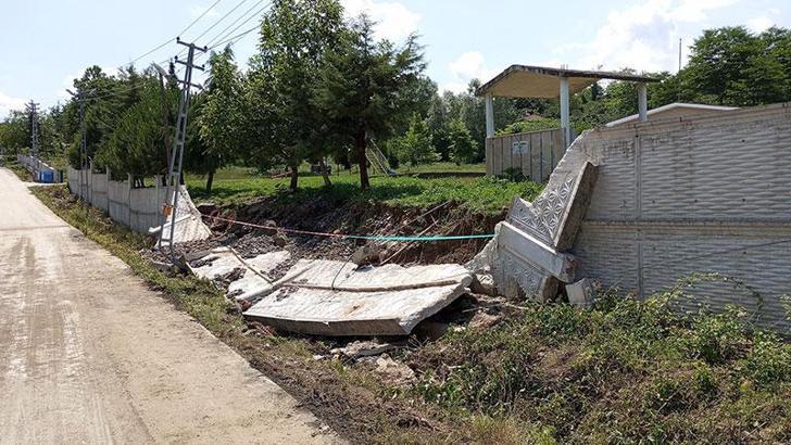 Sağanak nedeniyle biriken su, okul bahçesinin duvarını yıktı