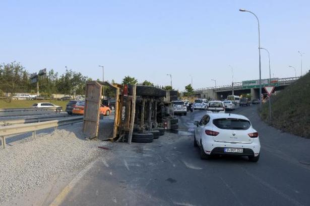Eyüpsultan'da çakıl yüklü kamyon devrildi: 2 yaralı