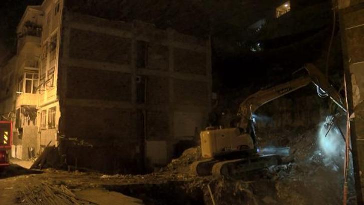Fatih'te inşaat alanındaki yanlış kazı, yan binanın duvarını yıktı