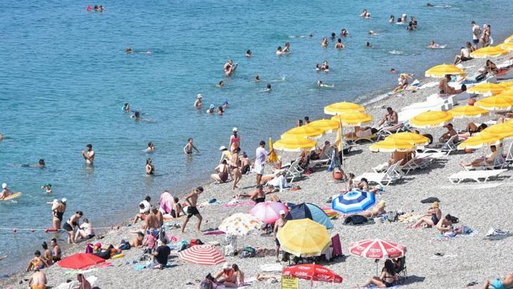 Antalya'da sıcak hava bunalttı