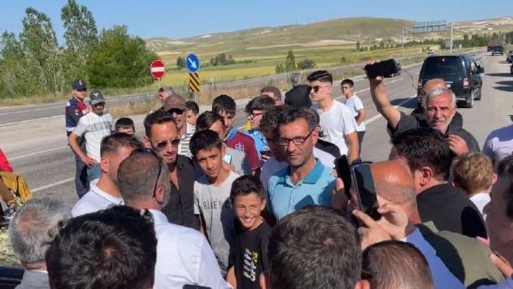Milli futbolcu Hakan Çalhanoğlu'na Bayburt'ta coşkulu karşılama