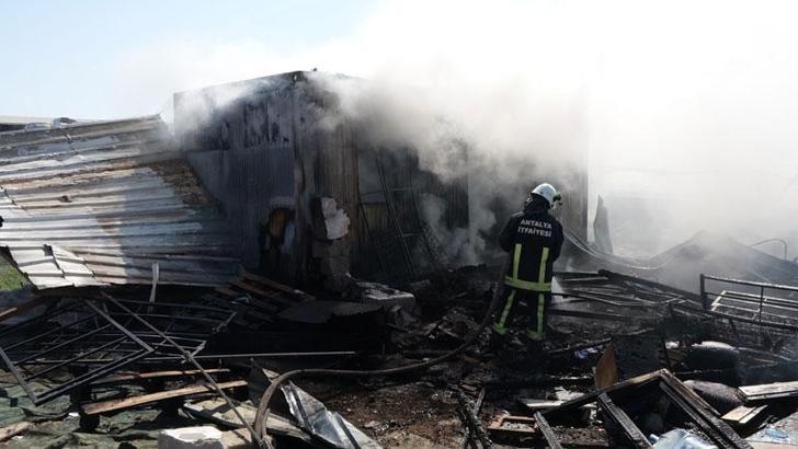 Antalya'da spot mağazasında yangın; eşyalar ve önündeki kamyonet yandı