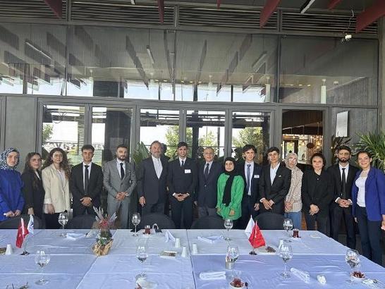 İş insanı Hamdi Akın'dan gençlere "Gelen şansı kaçırmamak için işinize odaklanın" tavsiyesi