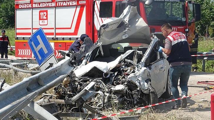 Bariyerlere çarpan otomobilin sürücüsü öldü