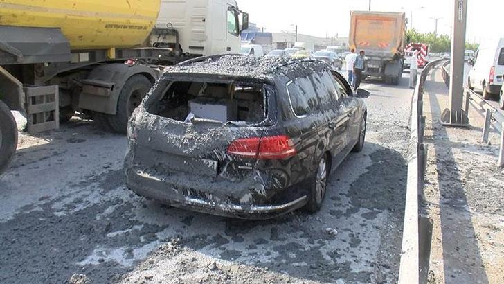 Bayrampaşa’da hafriyat kamyonundaki beton otomobilin üzerine döküldü