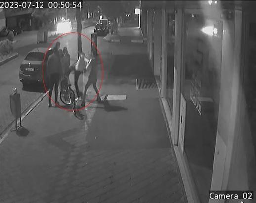 2'si kız 3 garsonu tekme-tokat dövdüler - Yeniden