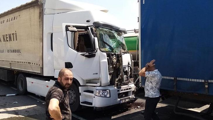Bursa'da TIR, kırmızı ışıkta bekleyen 2 araca çaptı: 5 yaralı