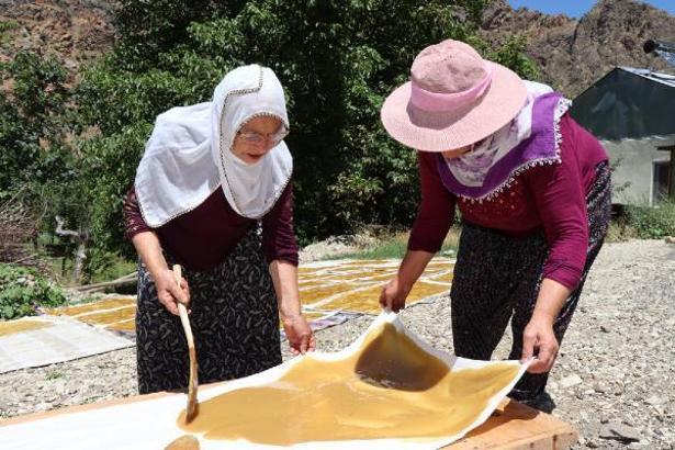Yağmur durdu, ateşler bu kez pestil üretimi için yakıldı