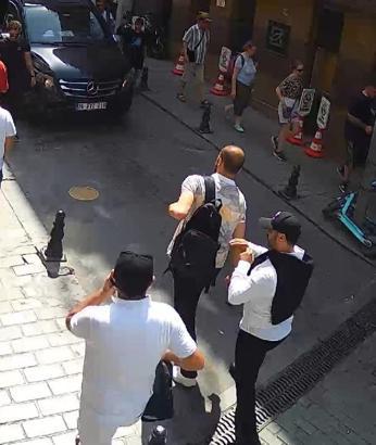 Kapalıçarşı'da kuryenin çantasından 50 bin euro çalan şüpheliler kamerada