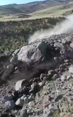 Ağrı Dağı'nda sel suları, dev kayaları sürükledi; o anlar kamerada