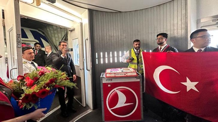 Filenin Sultanları için THY uçağında şampiyonluk pastası kesildi