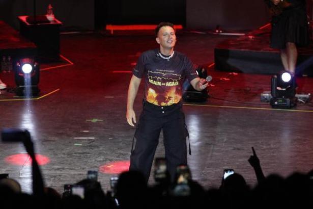 Ünlü şarkıcı Edis, Uluslararası Bursa Festivali’nde sahne aldı