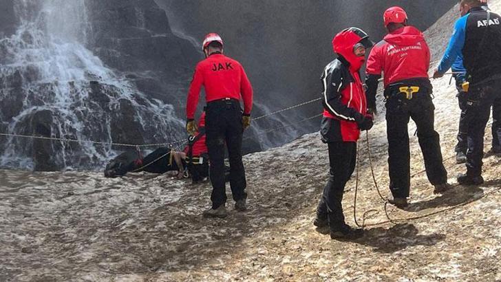 Bakan Yerlikaya, Hakkari'de doğa sporu yapan 4 kişiden 2'sinin öldüğünü açıkladı