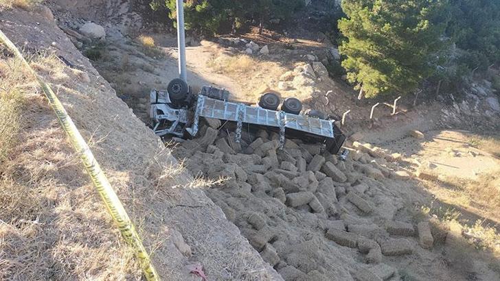 Saman yüklü kamyon 10 metreden düştü; şoför öldü