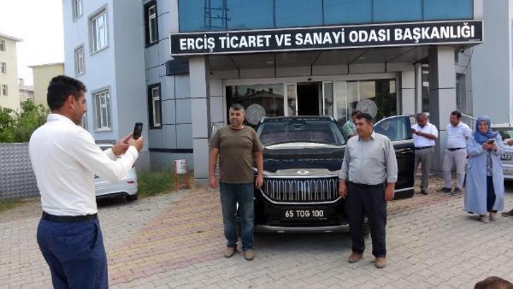 Erciş'te yerli otomobil Togg ile il olmaya dikkat çektiler